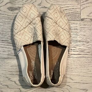 TOMS Women's Beige Patterned Loafers